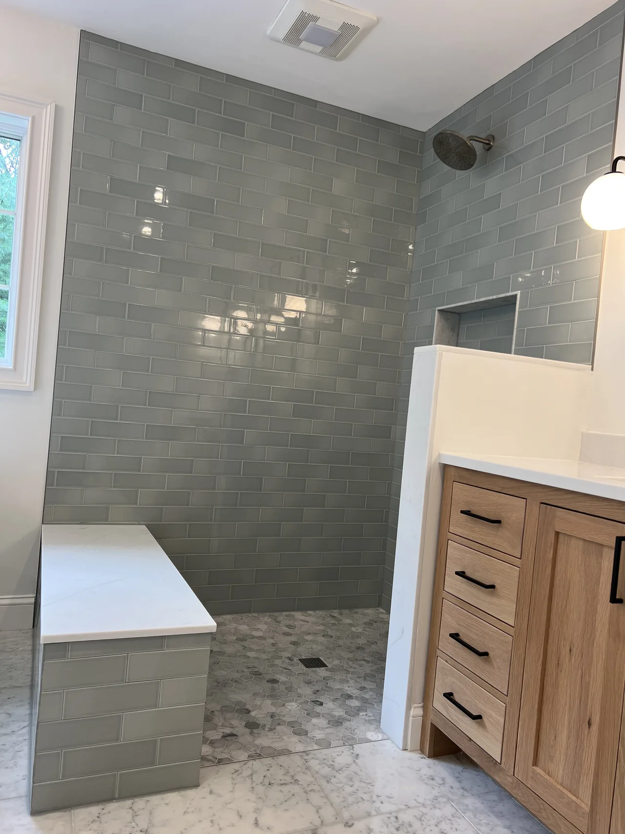 Tiled shower bench and niche